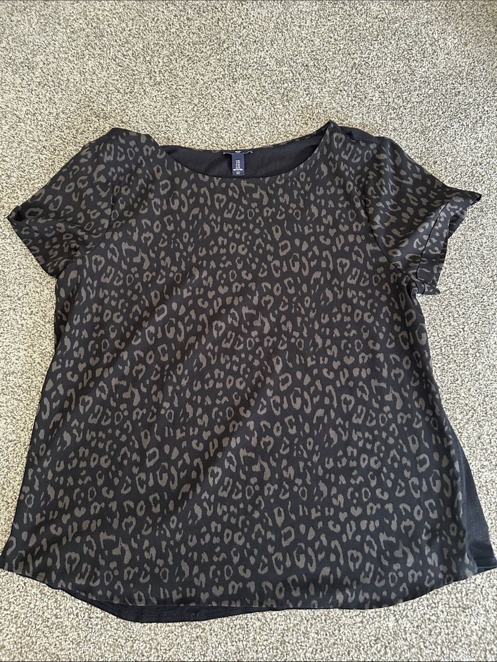 GAP Black and Gray Leopard Print Short Sleeve Top